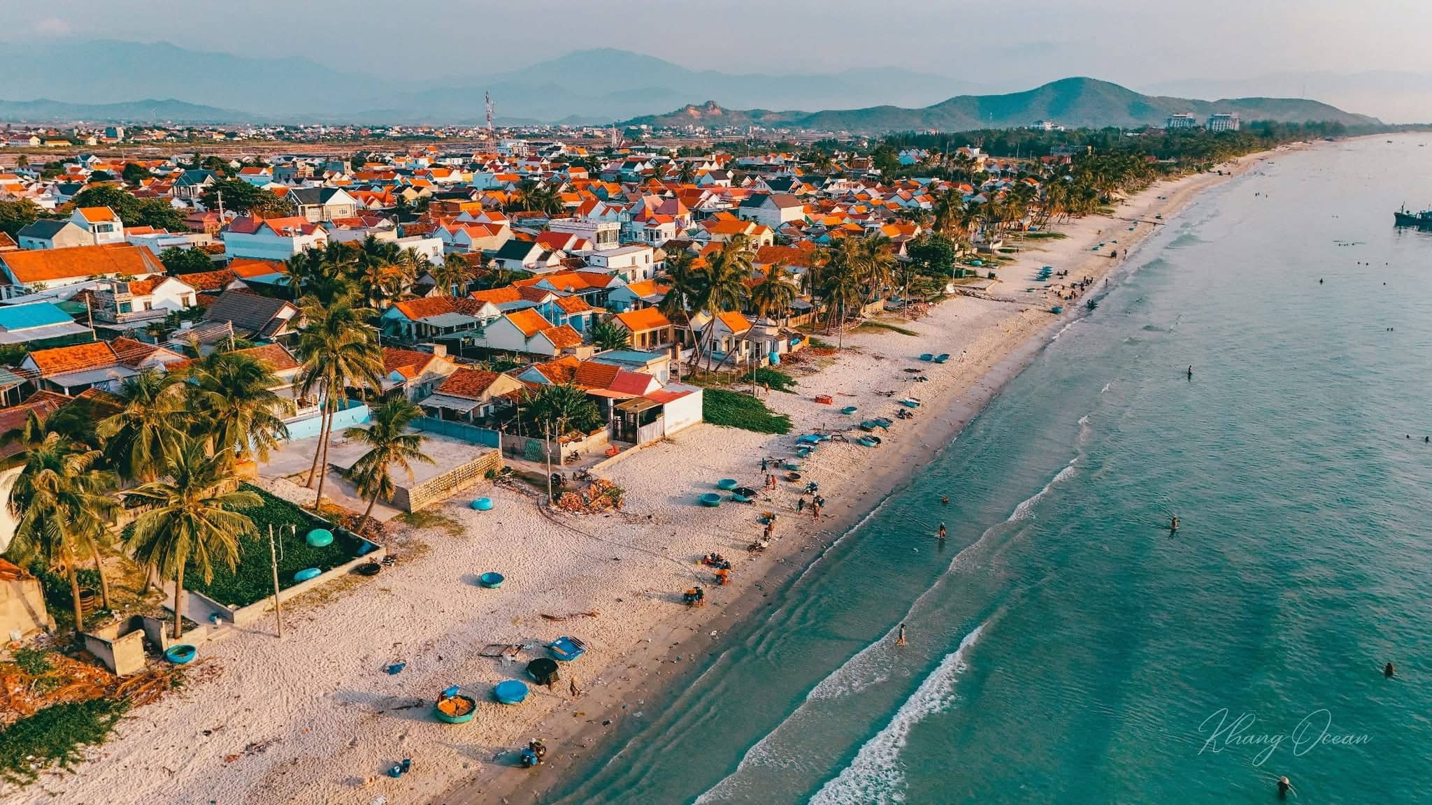 Bãi biển tại làng chài Ninh Thuỷ