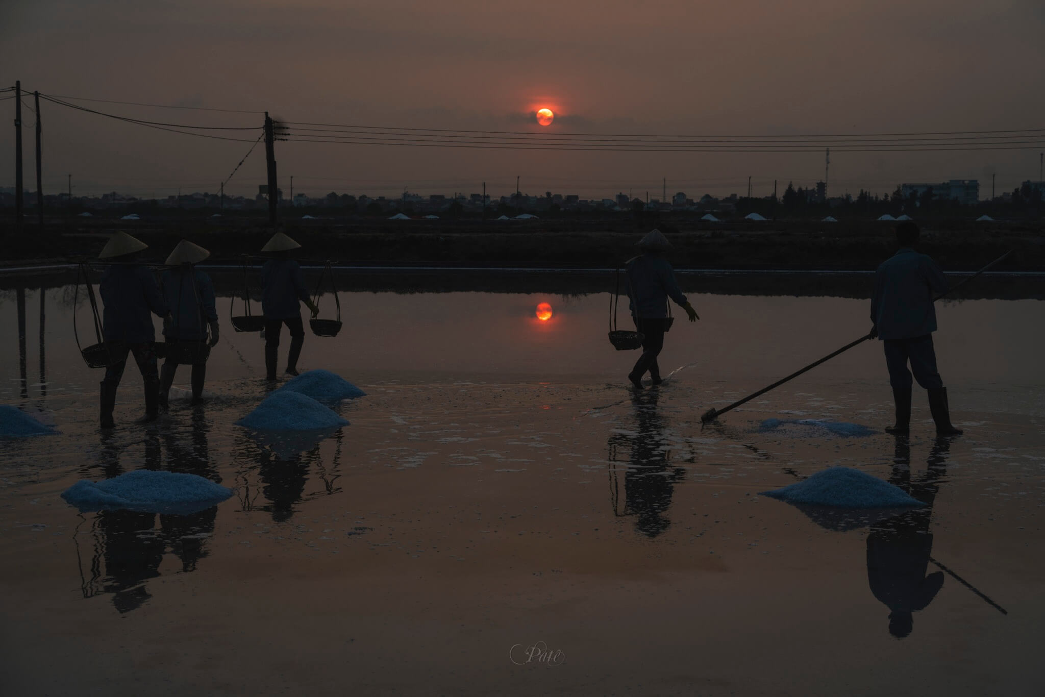 Bình minh tại Đồng muối Hòn Khói