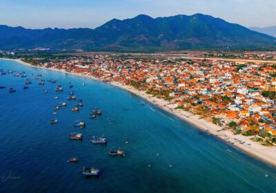 Bãi biển nhìn từ trên cao tại Ninh Thuỷ
