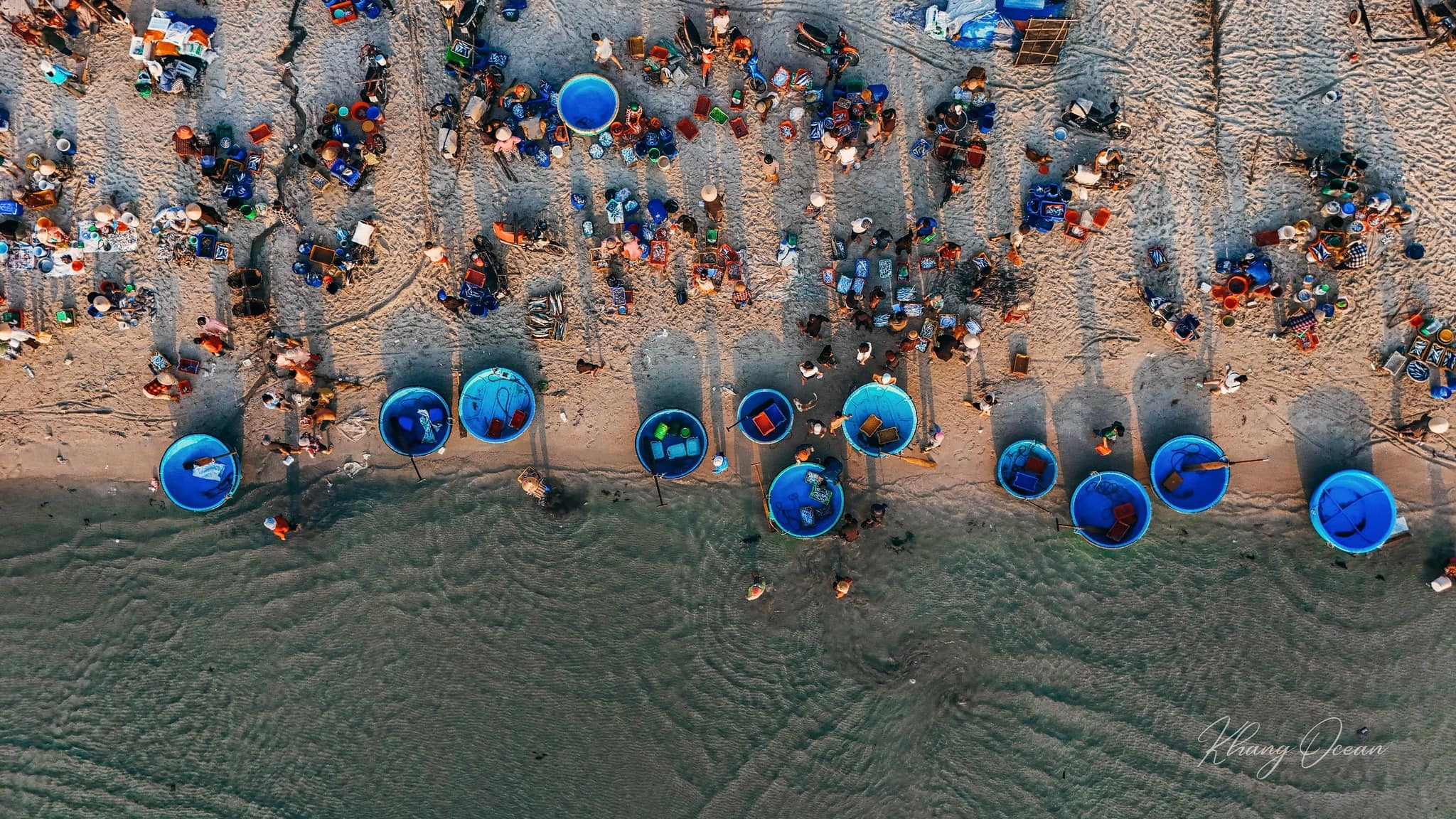 Cảnh nhộn nhịp mua bán nhìn từ trên cao tại Ninh Thuỷ