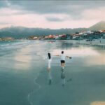 Cặp đôi chụp ảnh bằng flycam trên biển Dốc Lết