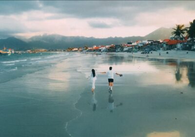 Cặp đôi chụp ảnh bằng flycam trên biển Dốc Lết