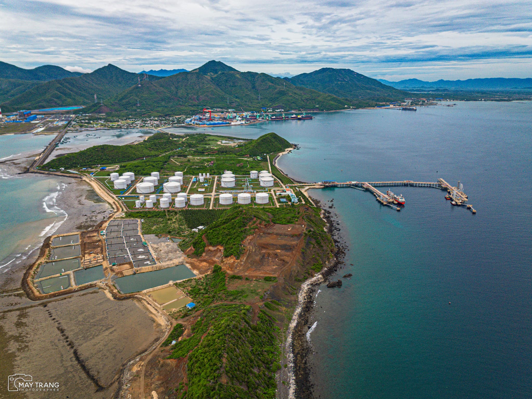 Cụm cảng bên hòn Mỹ Giang
