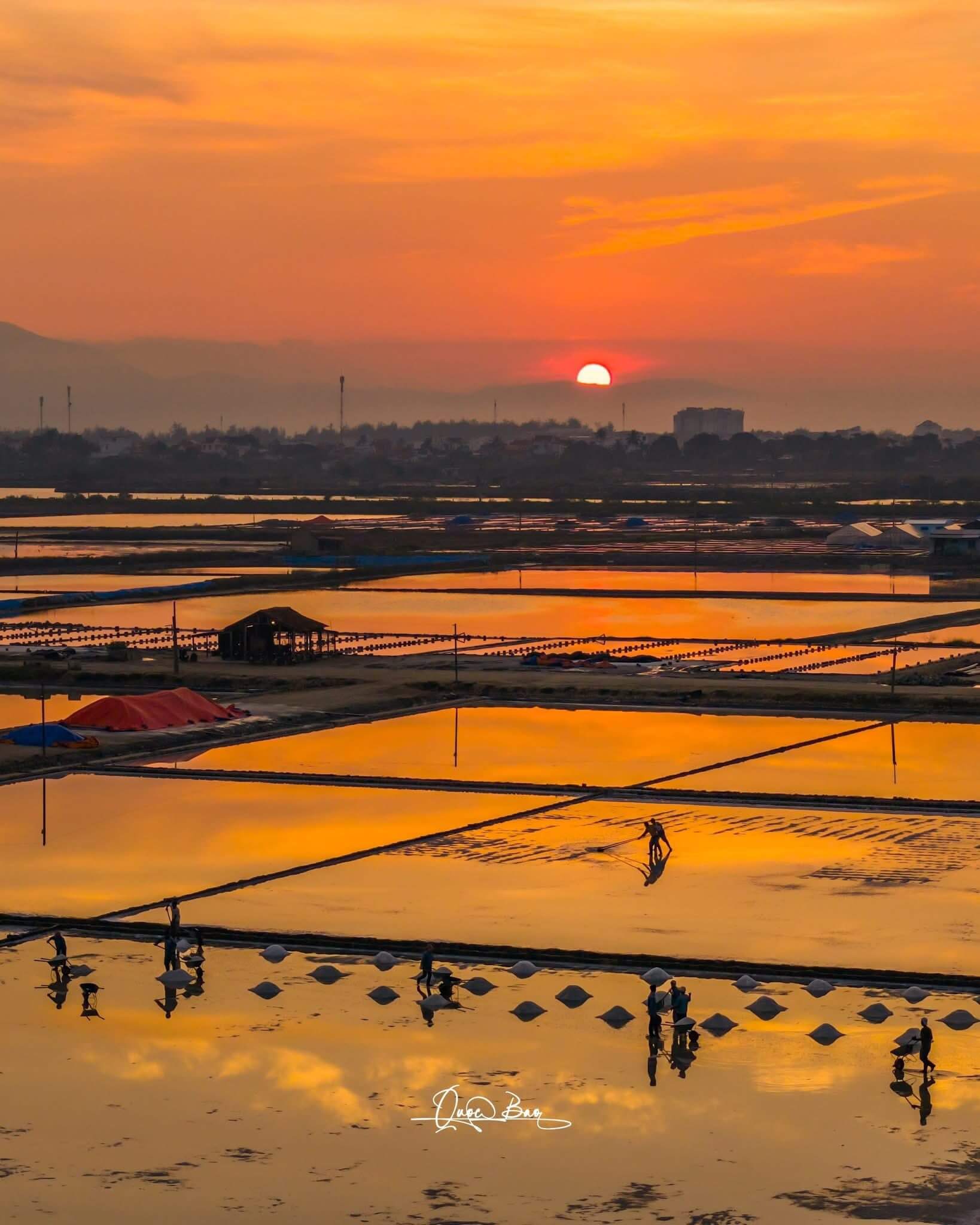 Đồng muối Hòn Khói lúc bình minh. Ảnh: Quốc Bảo