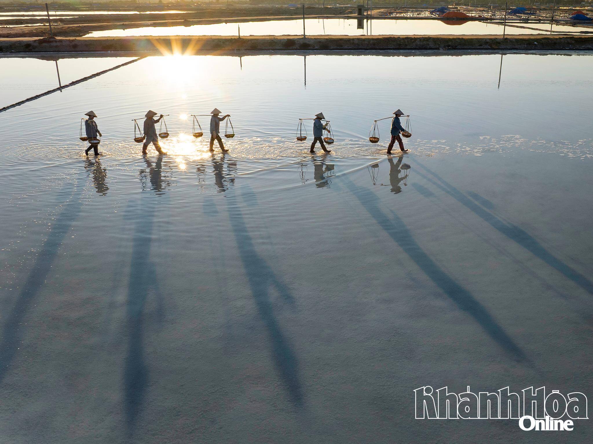 Đồng muối Hòn Khói trên ảnh của Vương Mạnh Cường, báo Khánh Hoà