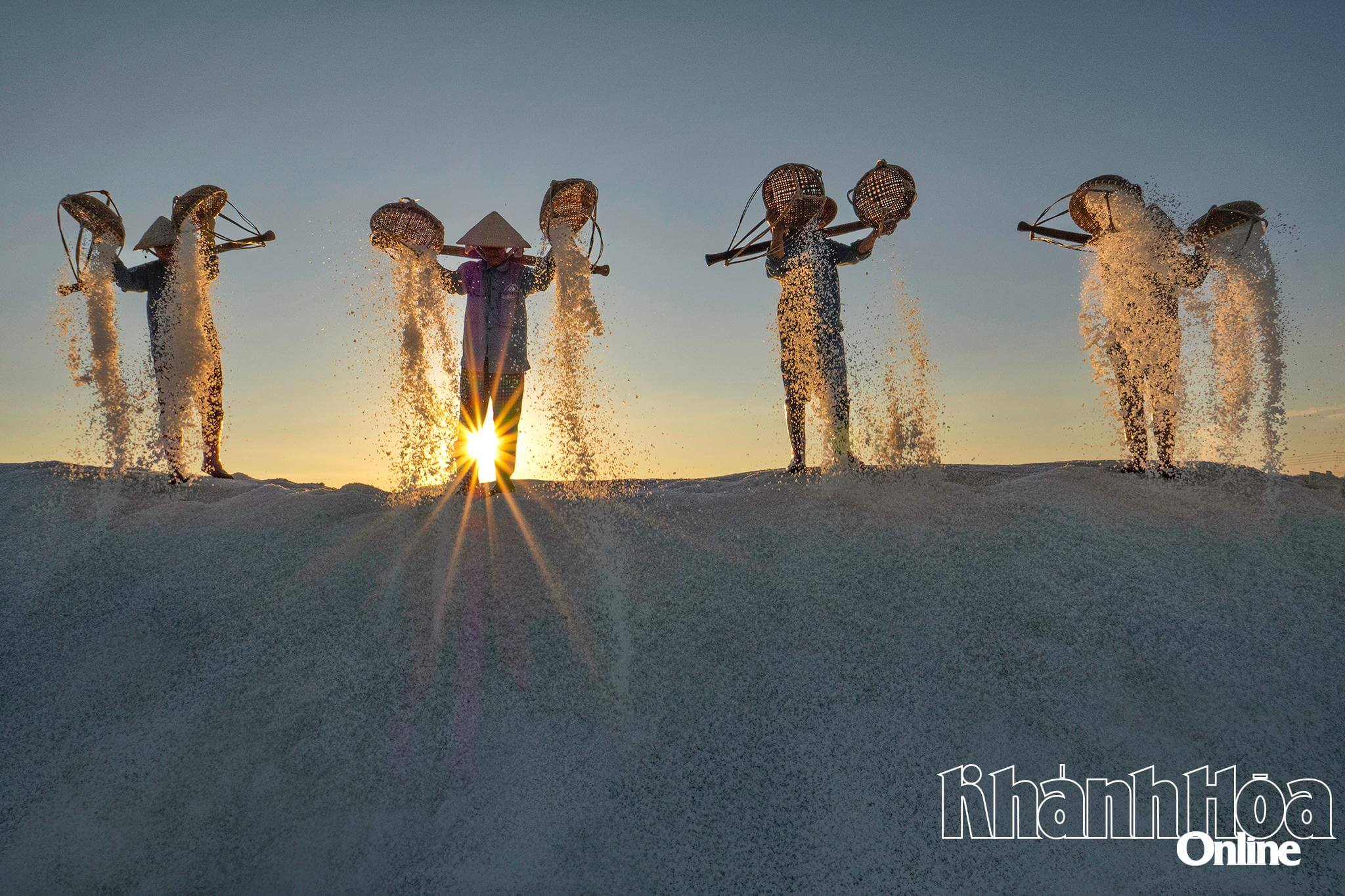 Từng hạt muối vàng trên đồng muối Hòn Khói trên ảnh của Vương Mạnh Cường, báo Khánh Hoà