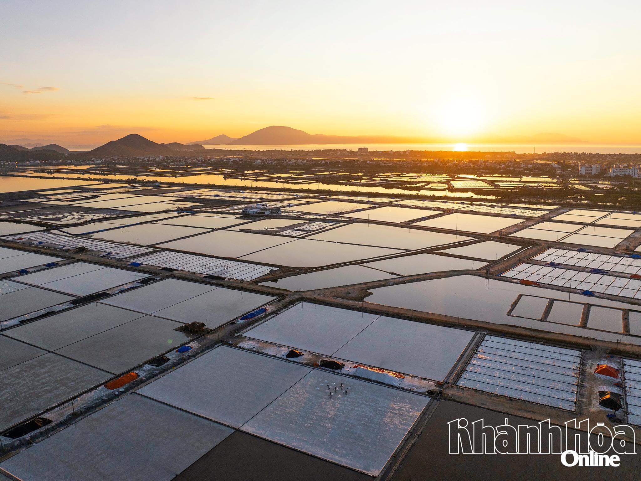 Đồng muối Hòn Khói từ trên cao. Ảnh: Vương Mạnh Cường - báo Khánh Hoà