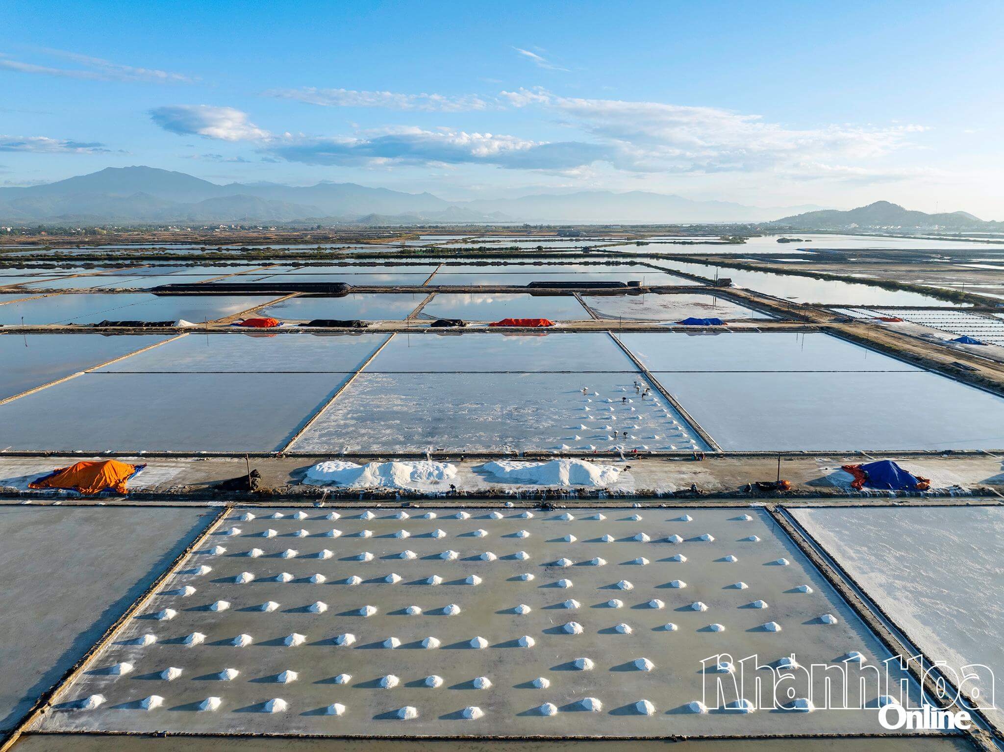 Đồng muối Hòn Khói từ trên cao. Ảnh: Vương Mạnh Cường - báo Khánh Hoà