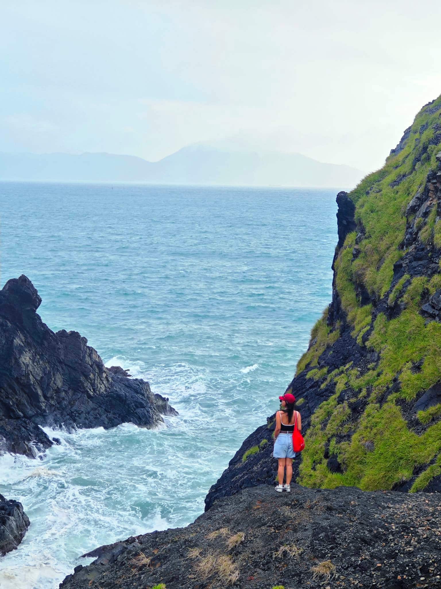 Du khách bên hòn Mỹ Giang