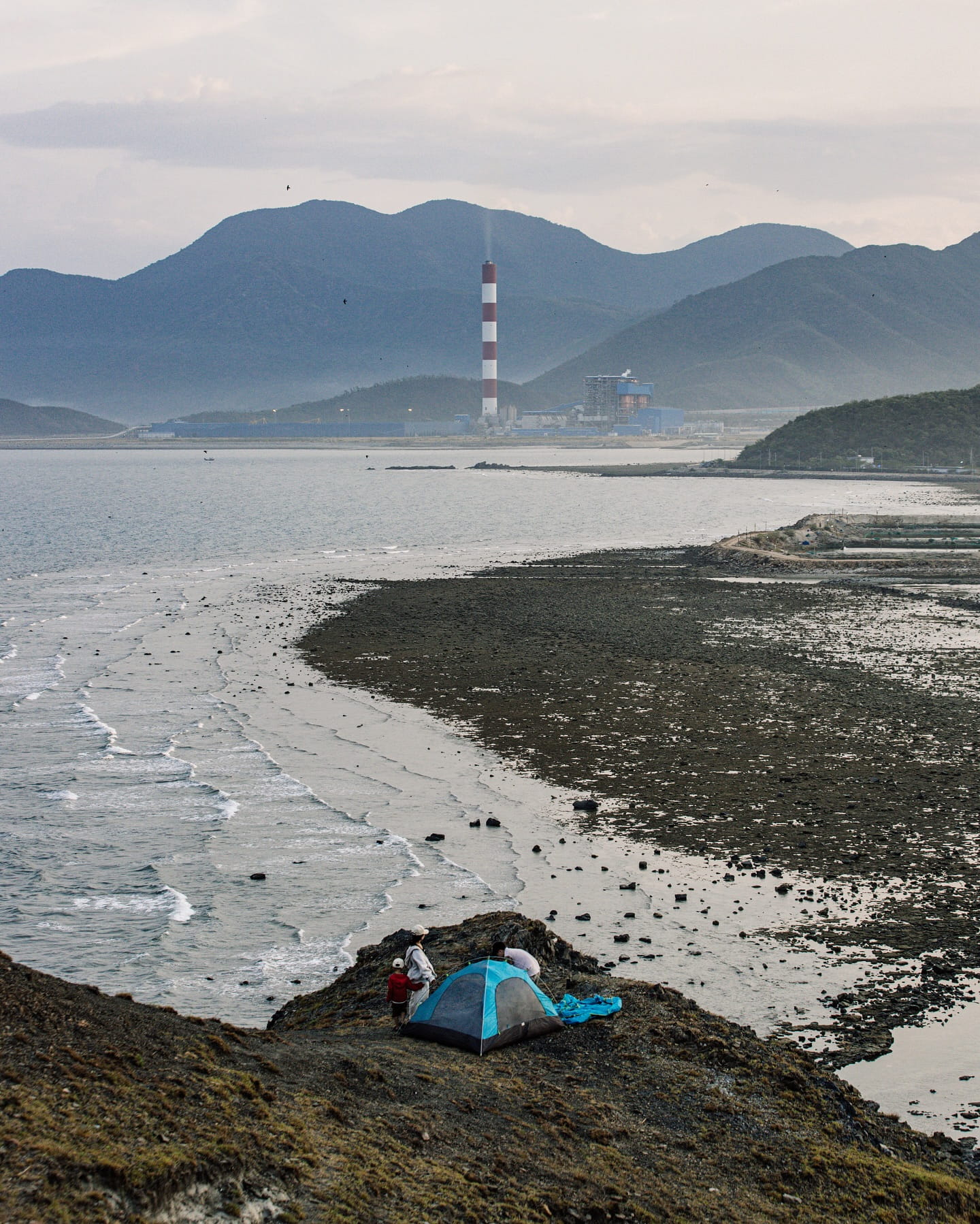 Du khách cắm trại trên hòn Mỹ Giang