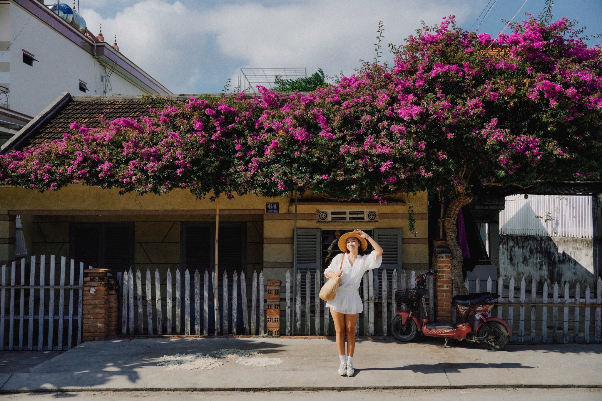 Riri chụp ảnh tại một ngôi nhà cổ