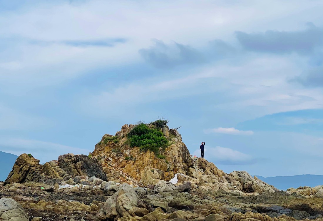 Du khách chụp ảnh tại Mũi Dù tháng 3/2026