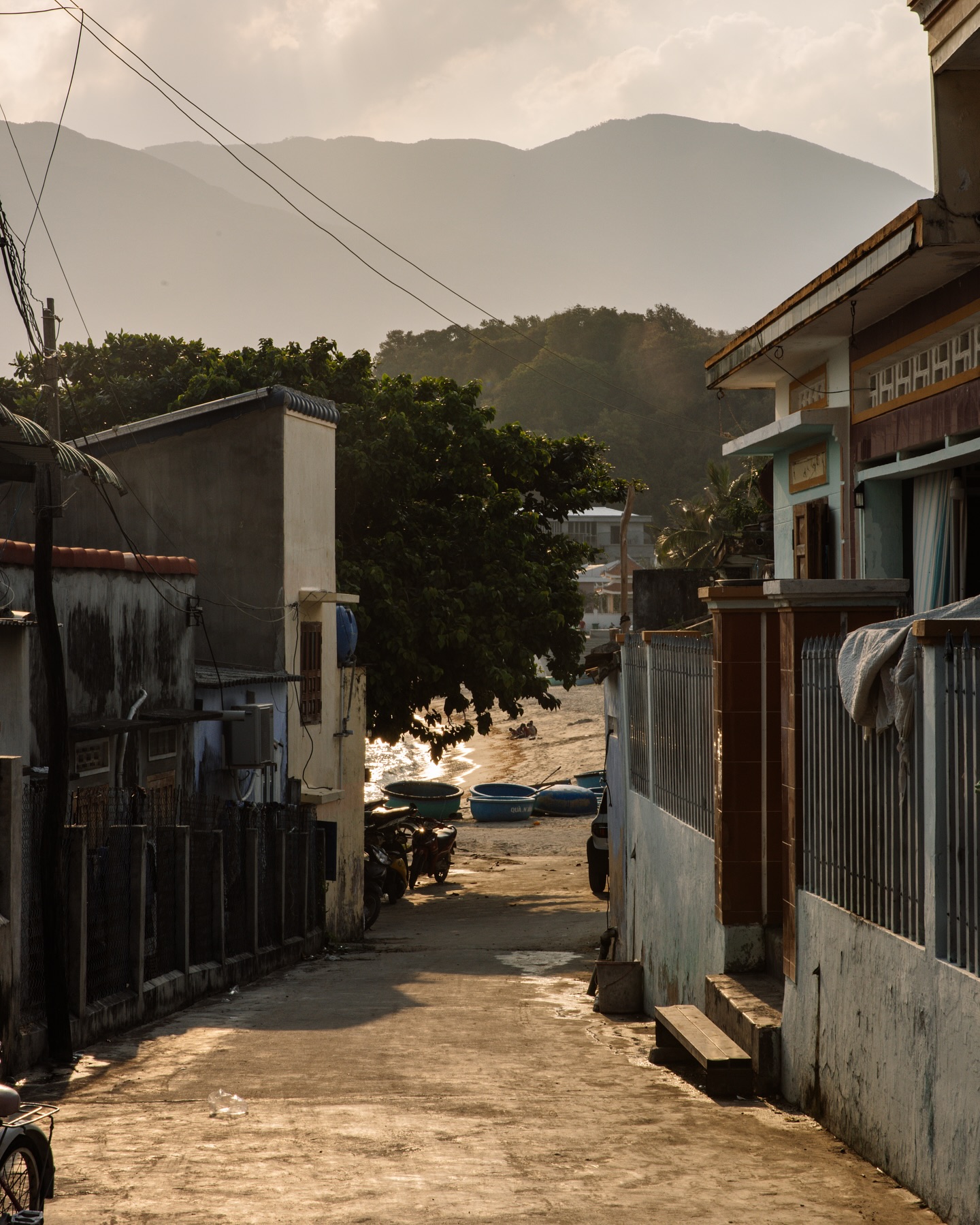 Góc phố nhỏ dẫn ra biển tại Ninh Vân