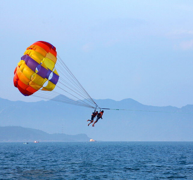 Chơi dù lượn trên biển ở Dốc Lết Chơi dù lượn trên biển ở Dốc Lết