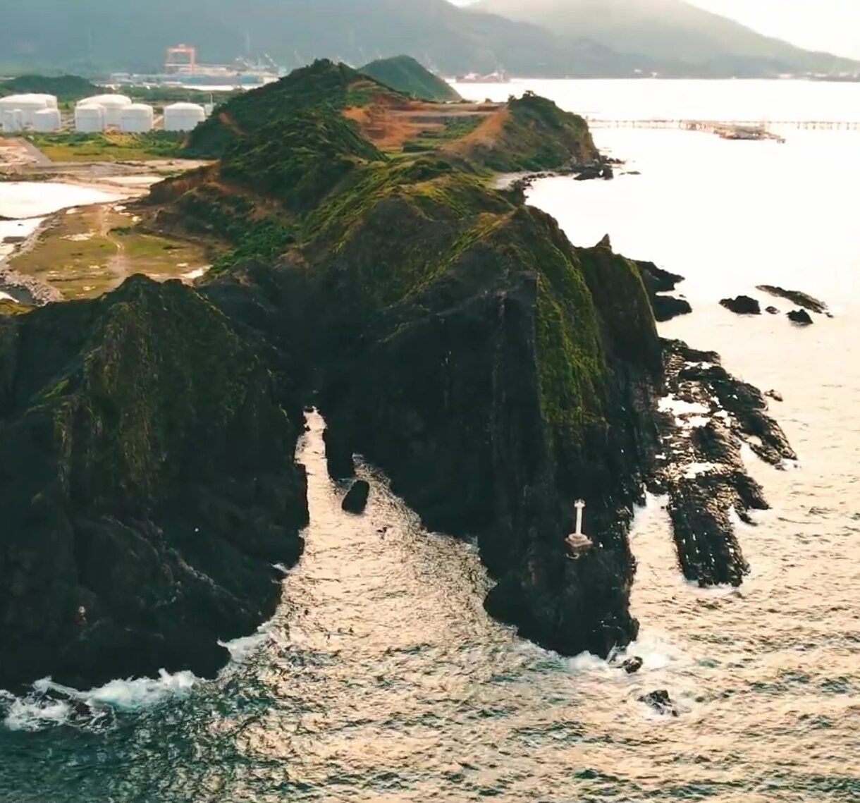 Hòn Mỹ Giang từ trên cao. Ảnh từ clip của DucHieuMedia. Hòn Mỹ Giang từ trên cao. Ảnh từ clip của DucHieuMedia.