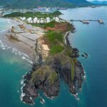 Hòn Mỹ Giang từ trên cao. Ảnh: May Trang