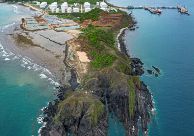 Hòn Mỹ Giang từ trên cao. Ảnh: May Trang