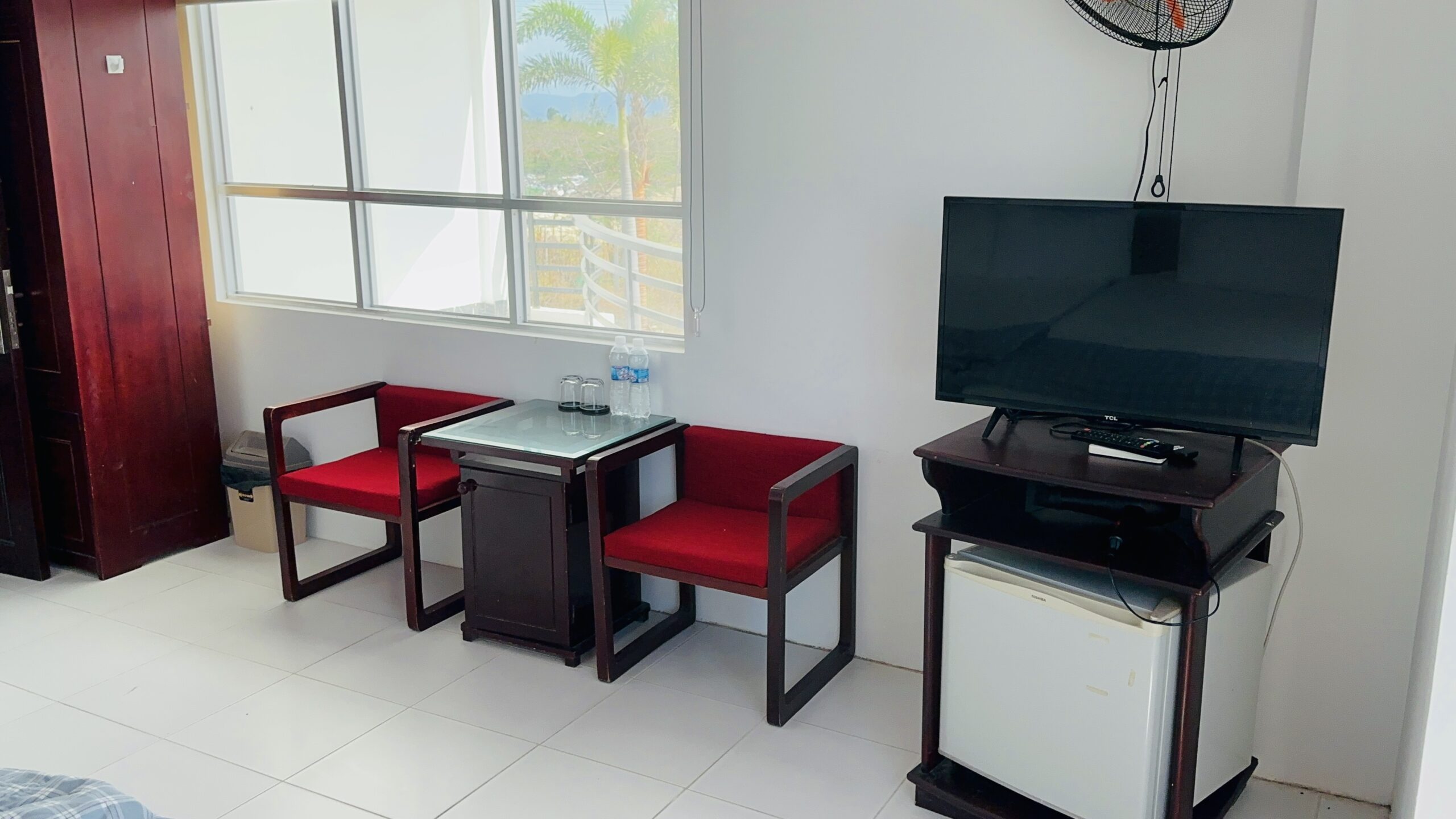 Nội thất phòng với bàn ghế, TV tại Blue Ocean