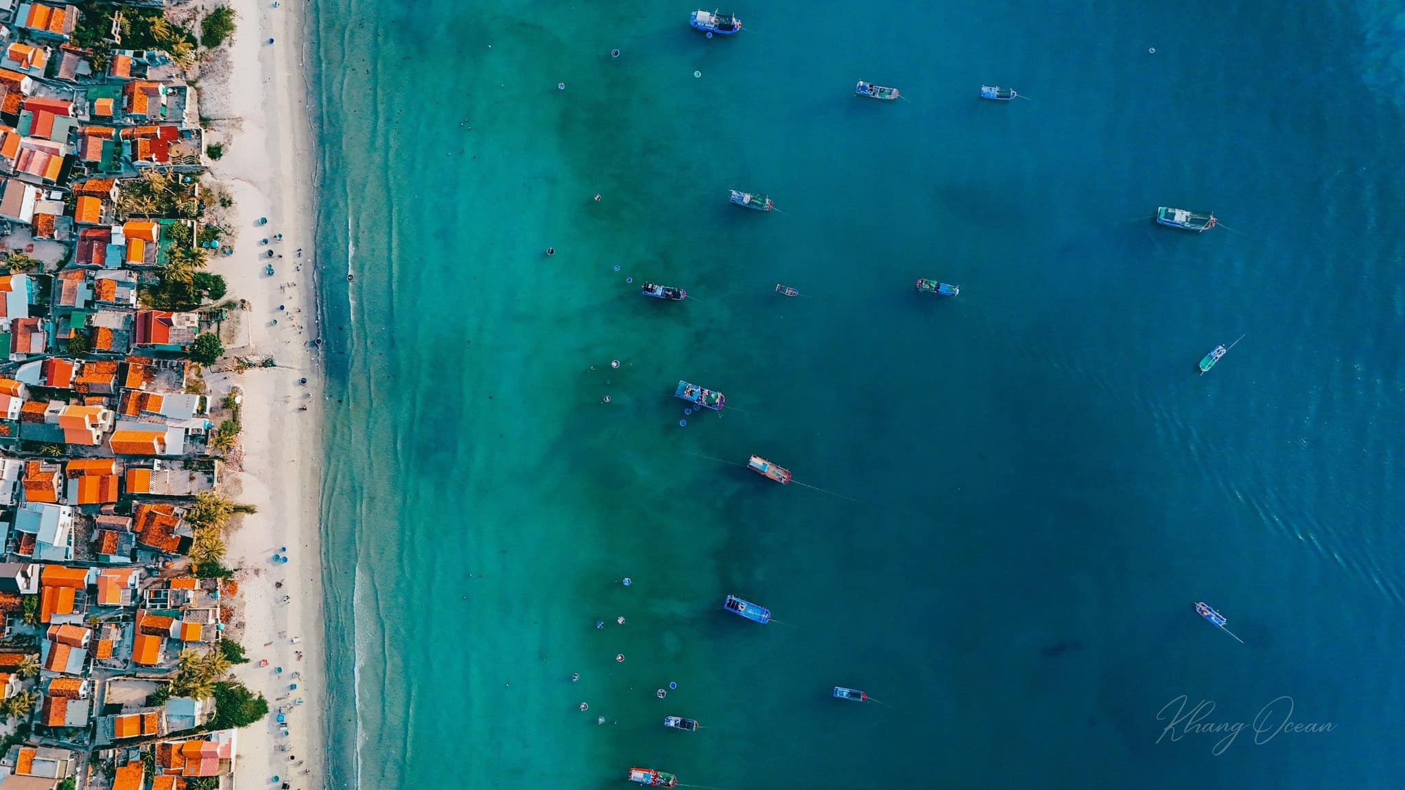 Làng chài Ninh Thuỷ từ trên cao với nước biển xanh ngát