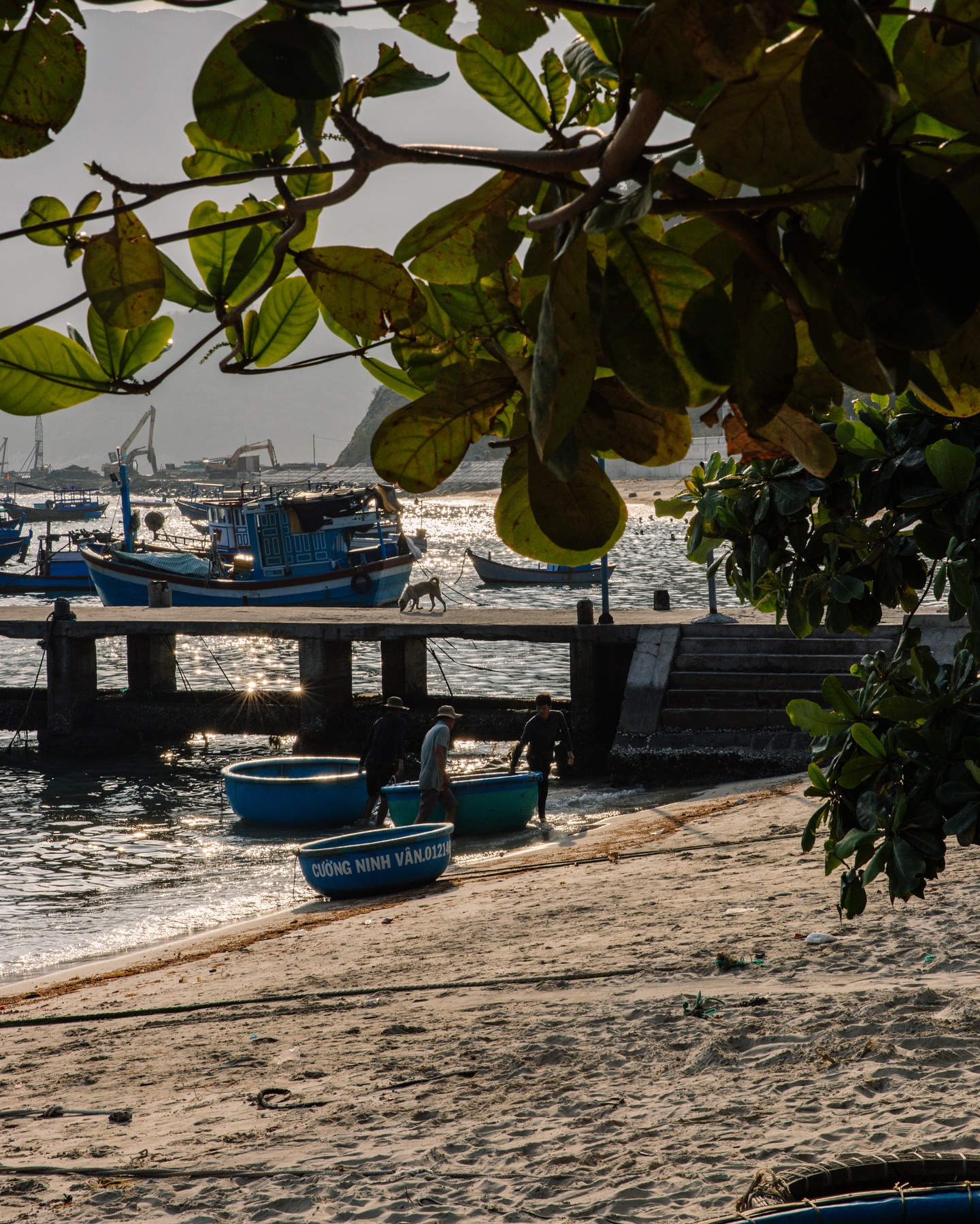Ngư dân tại làng chài Ninh Vân