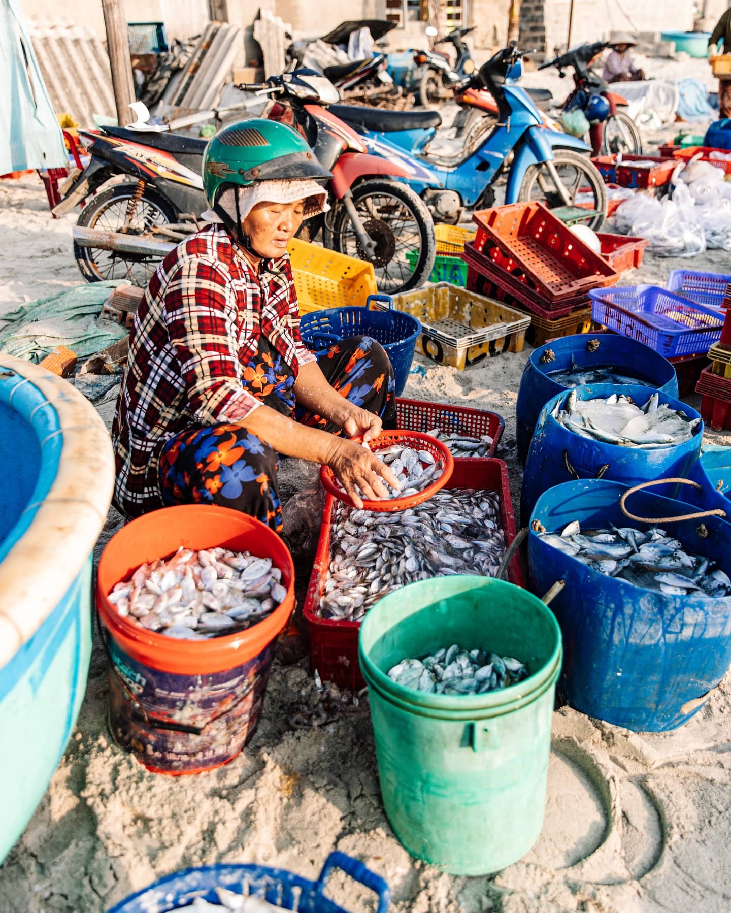 Người dân buôn bán tại làng chài Ninh Thuỷ