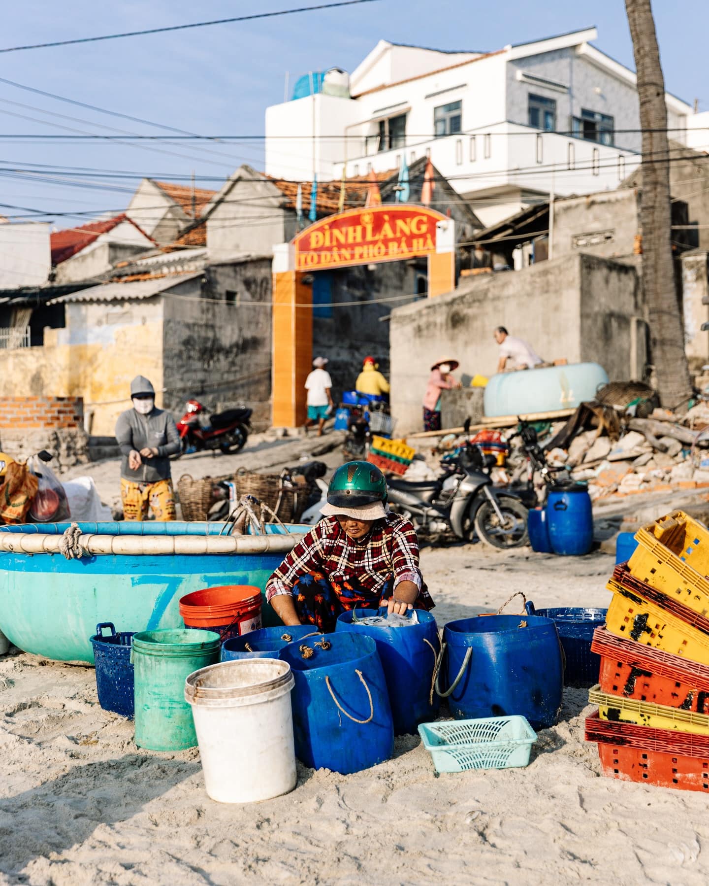 Người dân làm việc tại làng chài Ninh Thuỷ