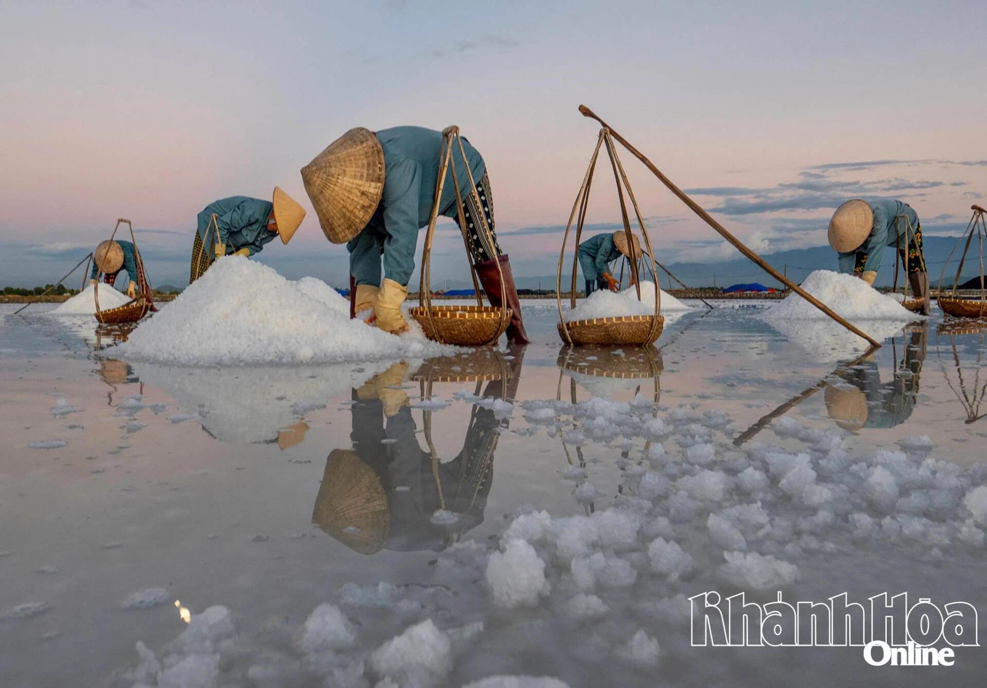 Người dân đang làm việc trên đồng muối Hòn Khói. Ảnh: Vương Mạnh Cường - báo Khánh Hoà