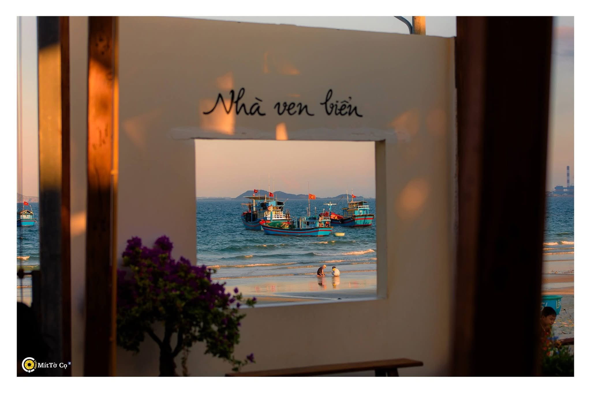 Nhà ven biển tại làng chài Ninh Thuỷ