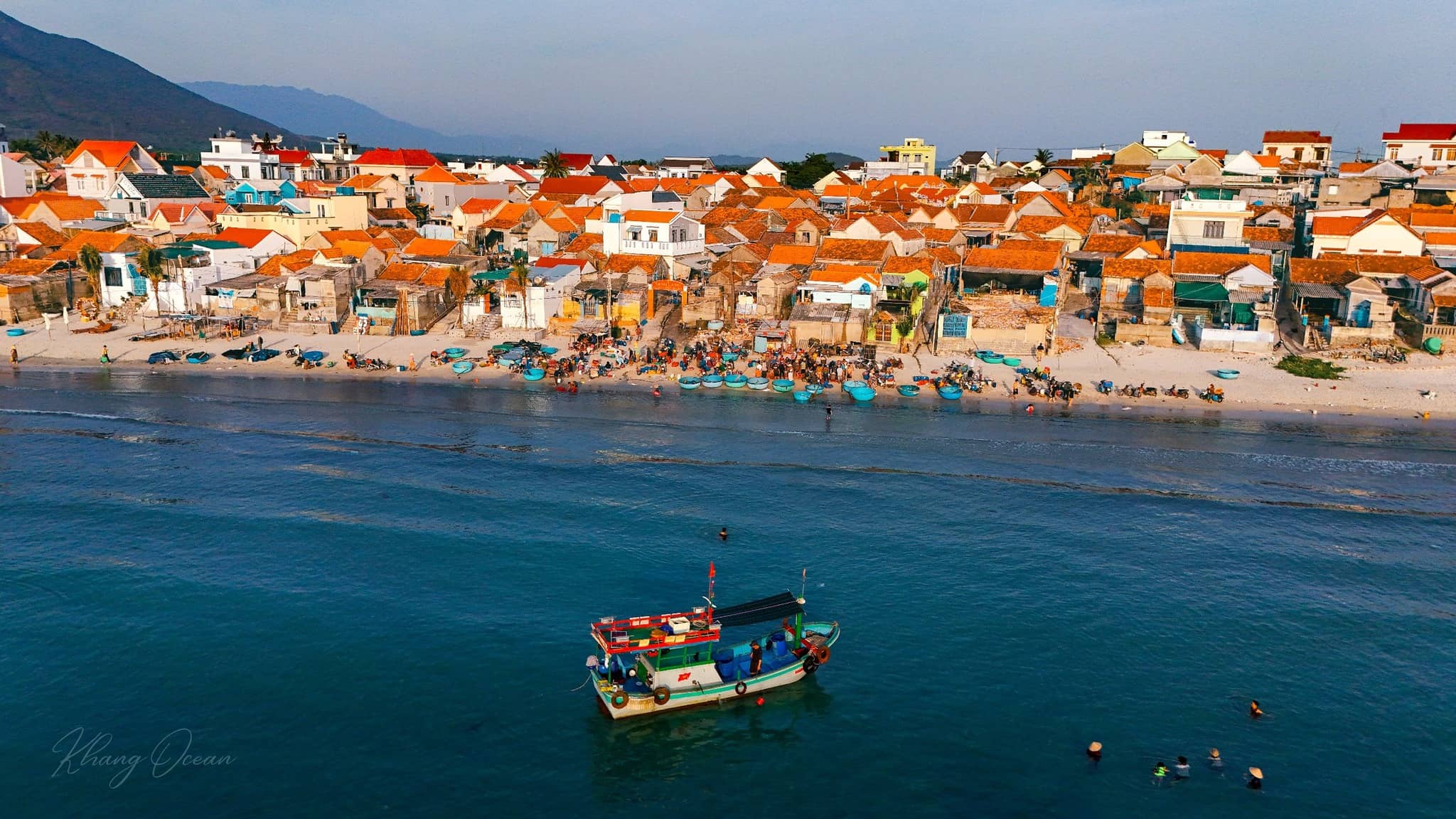 Tàu chuẩn bị cập bờ làng chài Ninh Thuỷ