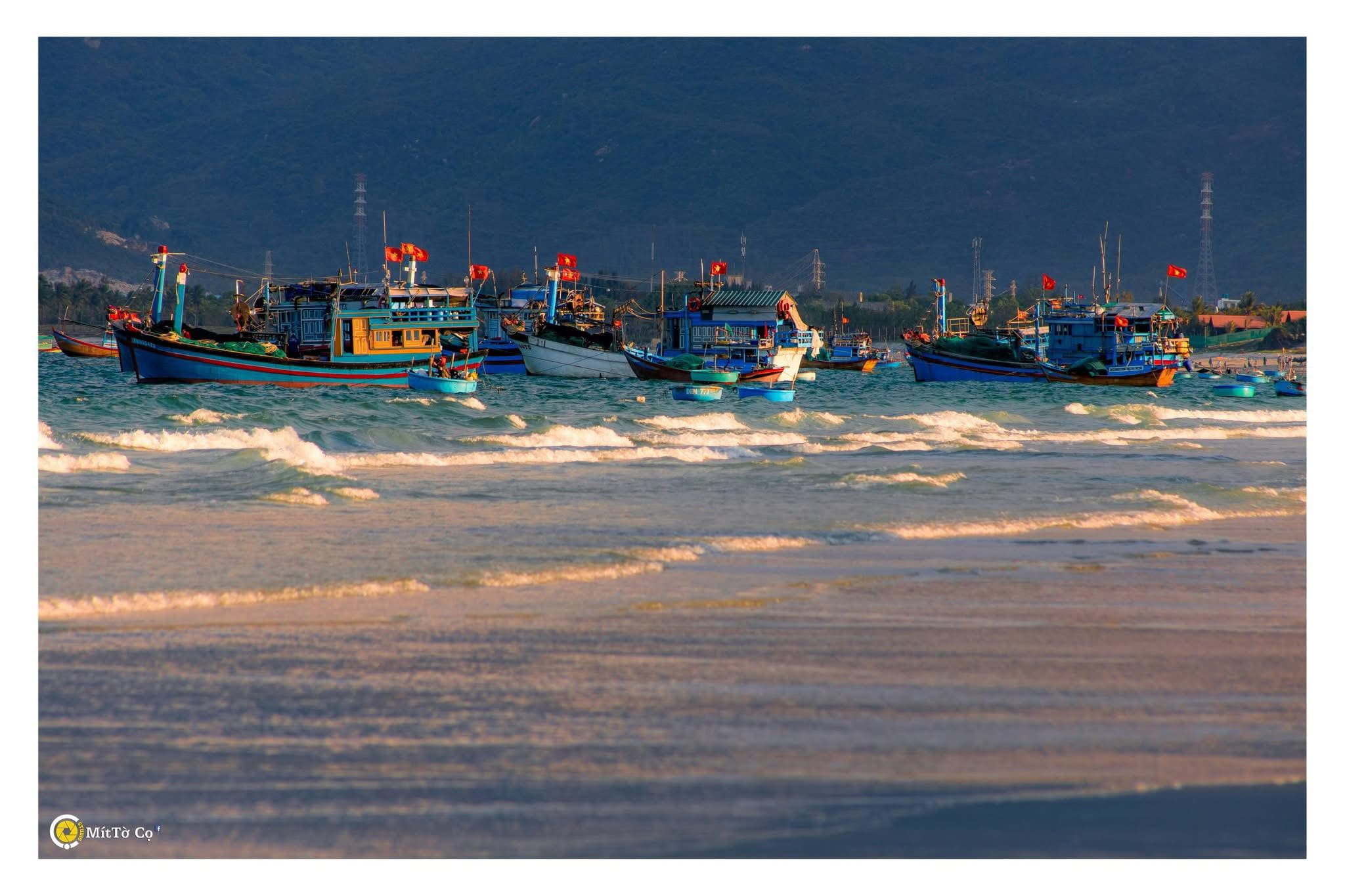 Tàu thuyền ra khơi tại làng chài Ninh Thuỷ