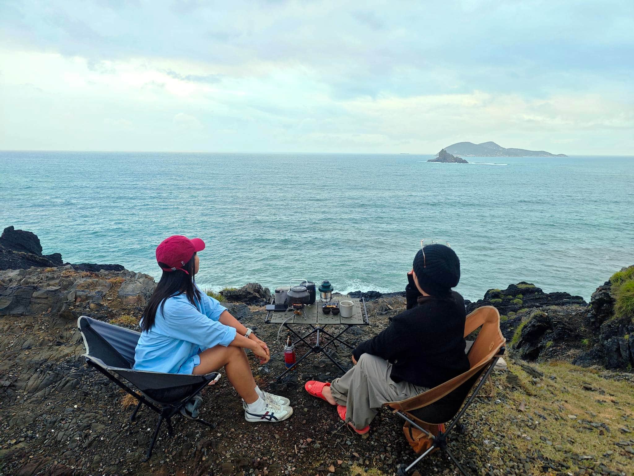 2 du khách thưởng thức cafe tự pha trên Hòn Mỹ Giang