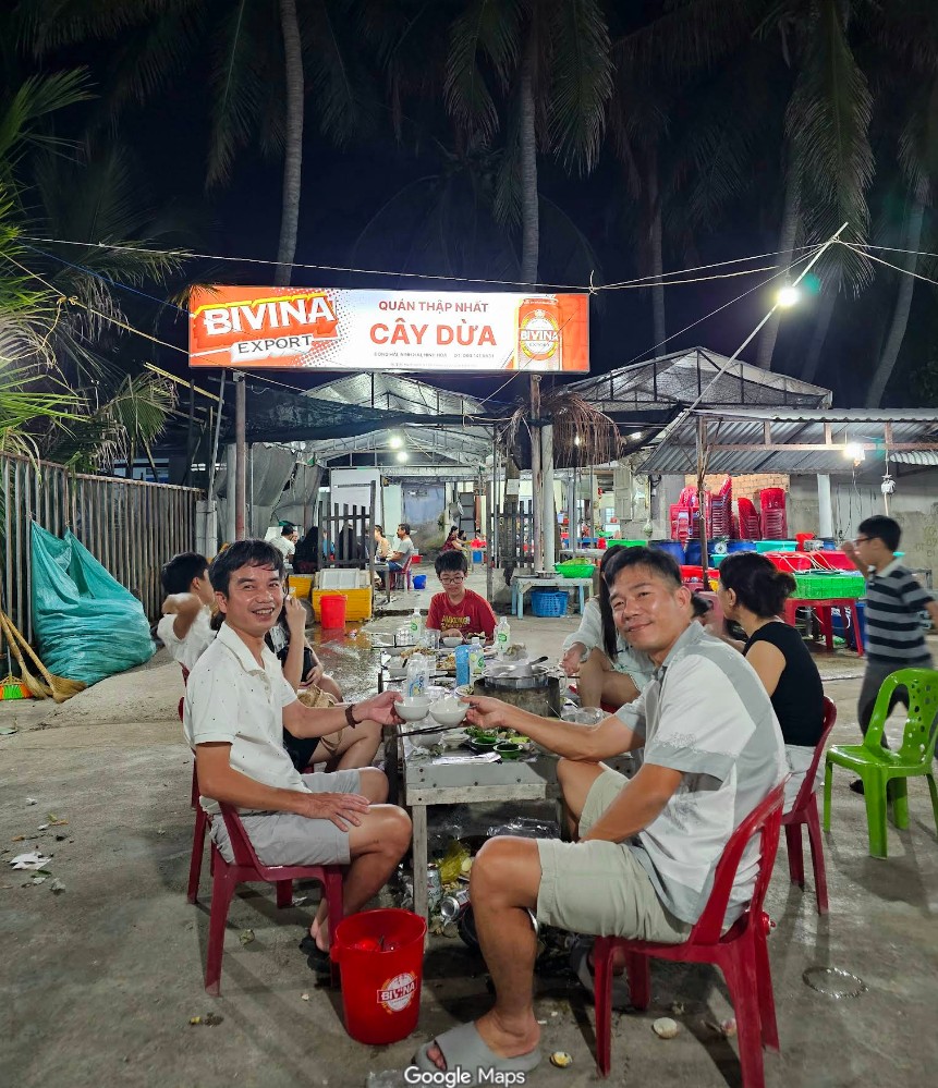 Khách dùng bữa tại Quán cây dừa tháng3/2026