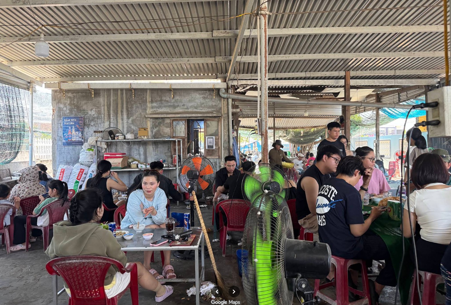 Không gian quán hải sản 8 Nhánh có thể hơi oi nóng