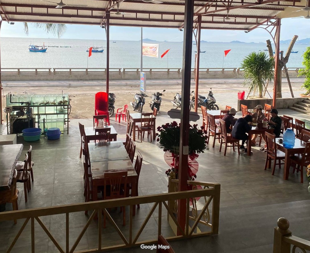 View biển đẹp tại quán Madame Phương.
