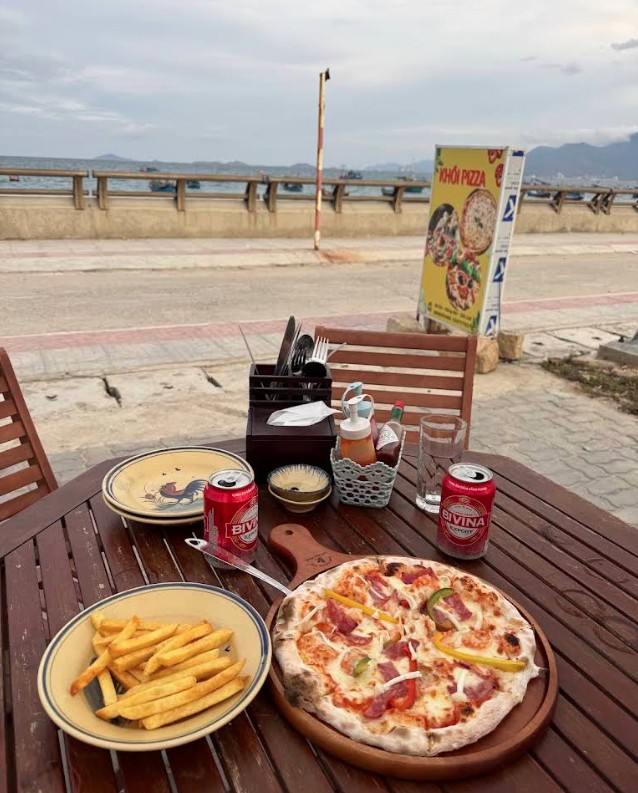 Khách dùng bữa tại Khói Pizza Dốc Lết tháng 8/2025