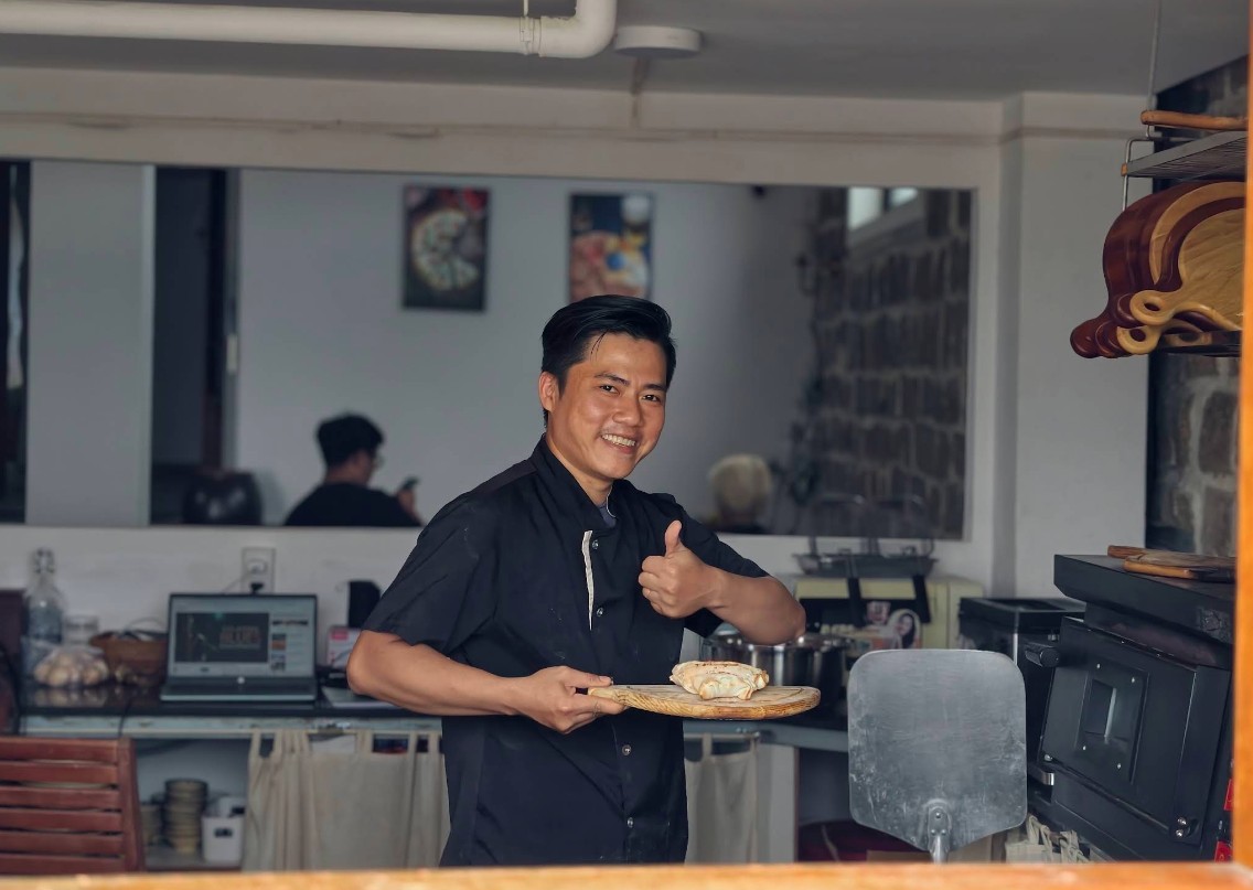 Bạn nhân viên niềm nở tại Khói Pizza Dốc Lết